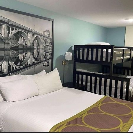 Super 8 by Wyndham Saskatoon Near Saskatoon Airport Hotell Exteriör bild
