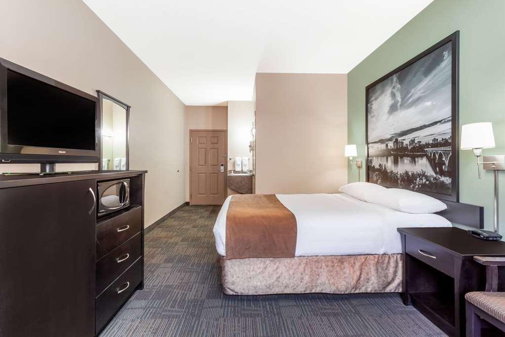 Super 8 by Wyndham Saskatoon Near Saskatoon Airport Hotell Rum bild