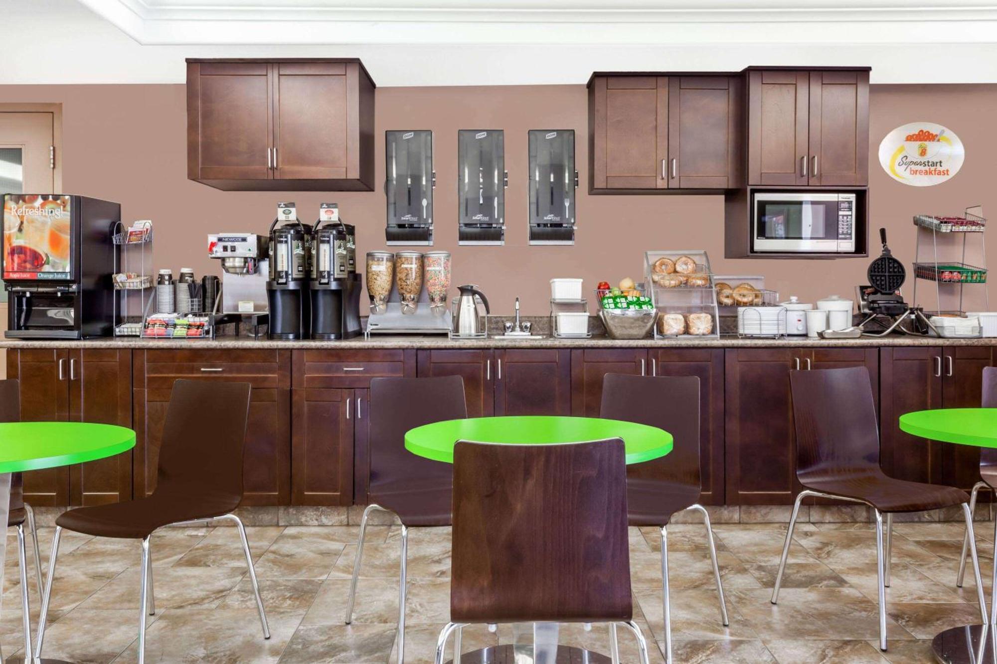 Super 8 by Wyndham Saskatoon Near Saskatoon Airport Hotell Exteriör bild
