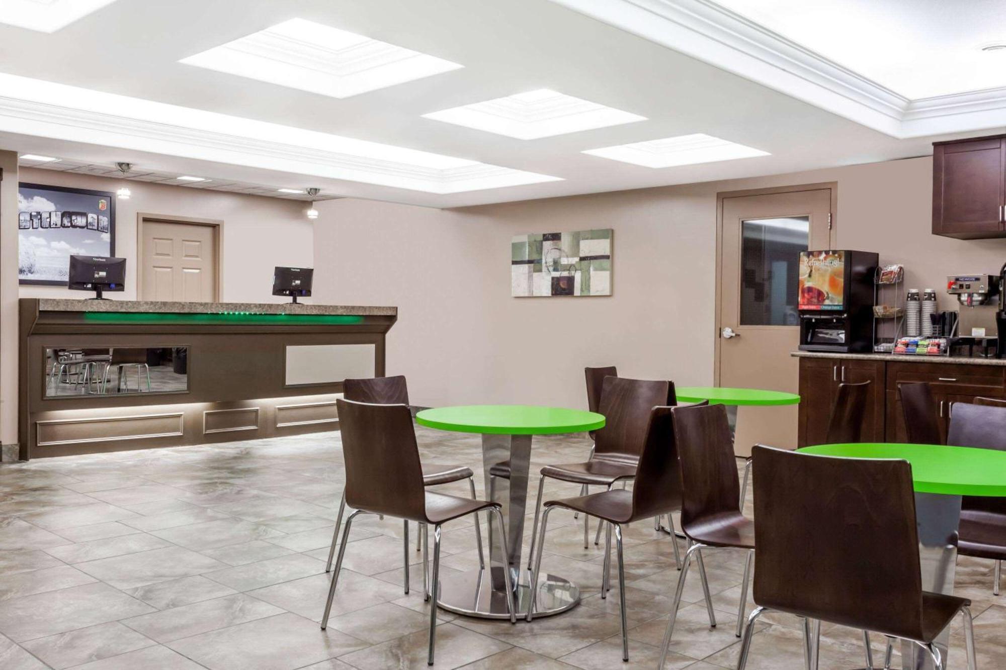 Super 8 by Wyndham Saskatoon Near Saskatoon Airport Hotell Exteriör bild